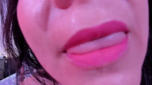 Snapshot of emmily_taylor_ chatting on October 20, 9:29 pm emmily taylor online show from October 20, 9:29 pm