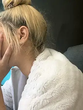 viktoria davis  online show from January 15, 11:00 pm