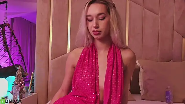 MaeveDream online show from December 3, 8:00 pm