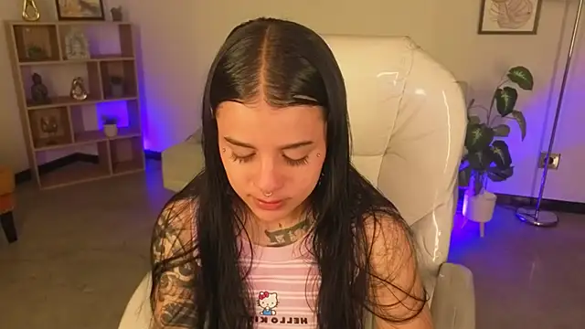 Nicole Foxx  online show from November 7, 8:14 pm