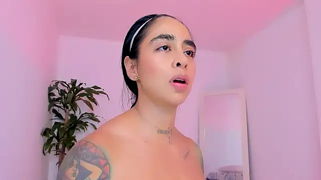 sophierooy22 online show from April 4, 11:25 pm