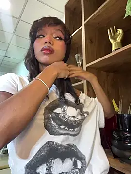 Gigi Strawberry online show from February 27, 4:34 am