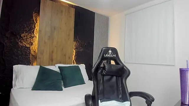 tiffanny doll  online show from April 11, 12:31 pm