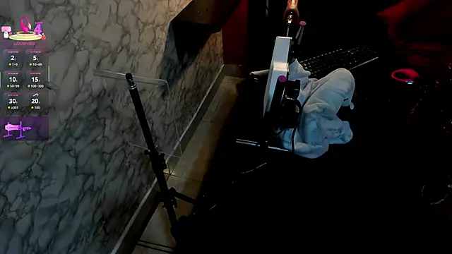 IVISBOUNCYASS online show from December 15, 12:32 pm