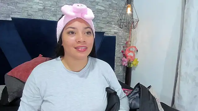 Sophia Brunett online show from December 22, 12:19 pm