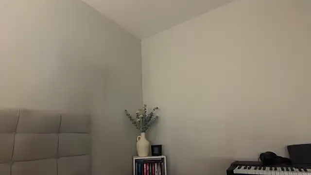 skyejde online show from April 2, 7:44 pm