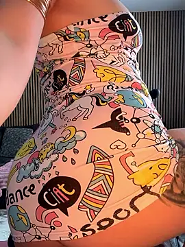 YoungHotMilf97 online show from January 8, 9:35 am