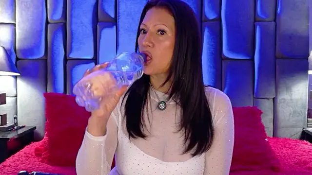 Aisha Nowak online show from April 21, 10:39 pm