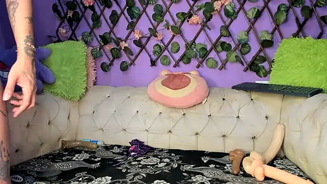 amydelahozgomez online show from September 15, 4:43 am