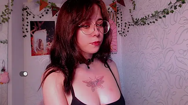 Snapshot of _miraclecattt_ chatting on October 12, 8:28 am  miraclecattt  online show from October 12, 8:28 am