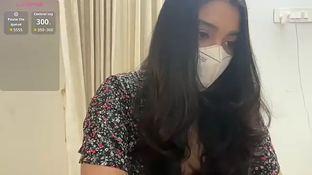 Snapshot of oviyakalra chatting on October 30, 4:04 am oviyakalra online show from October 30, 4:04 am