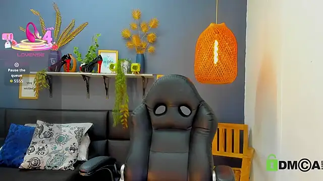 yessila parker online show from April 6, 9:21 am