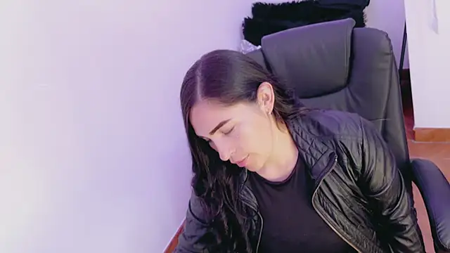 luna lgomez  online show from April 18, 1:35 pm