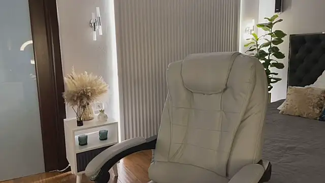 OhMyEmma online show from April 6, 1:16 am