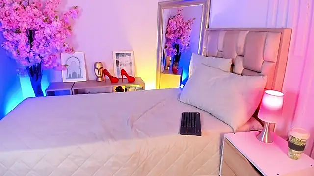 naia xo online show from November 11, 9:01 pm