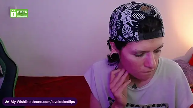 lovelockedlips online show from April 10, 8:37 pm