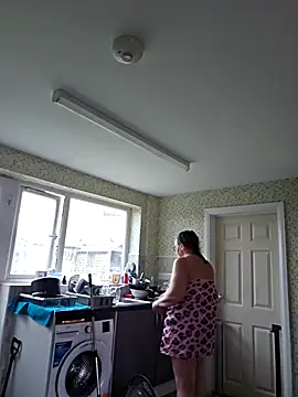 MissQueenBeex online show from April 19, 6:10 pm