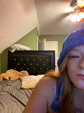 Snapshot of bankruptbabe chatting on October 18, 2:25 am bankruptbabe online show from October 18, 2:25 am