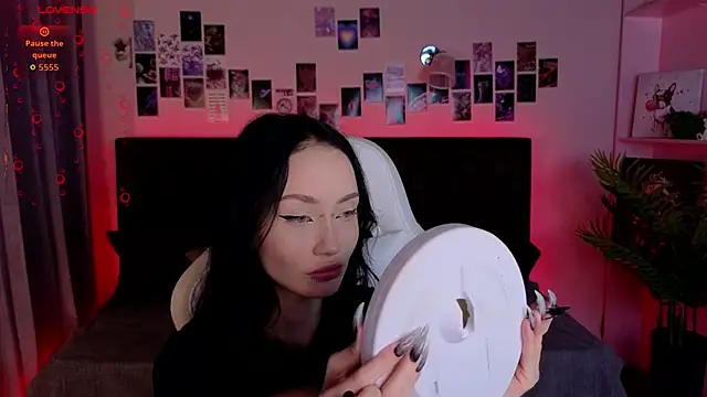 Snapshot of _holly_berry_ chatting on October 15, 1:30 am holly berry online show from October 15, 1:30 am