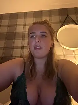 Snapshot of CutieCurvyGirlxo chatting on September 20, 9:24 pm CutieCurvyGirlxo online show from September 20, 9:24 pm