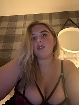 Snapshot of CutieCurvyGirlxo chatting on October 11, 12:04 am CutieCurvyGirlxo online show from October 11, 12:04 am