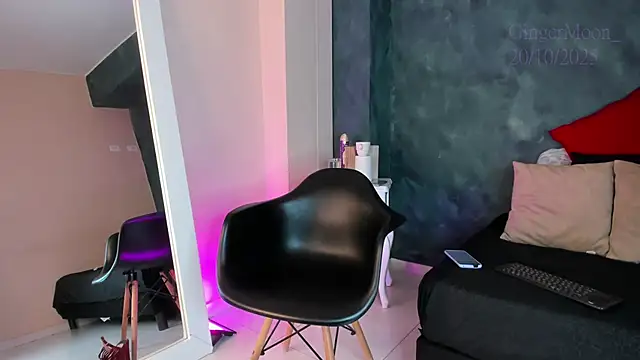 Snapshot of GingerMoon_ chatting on October 20, 7:17 pm GingerMoon online show from October 20, 7:17 pm