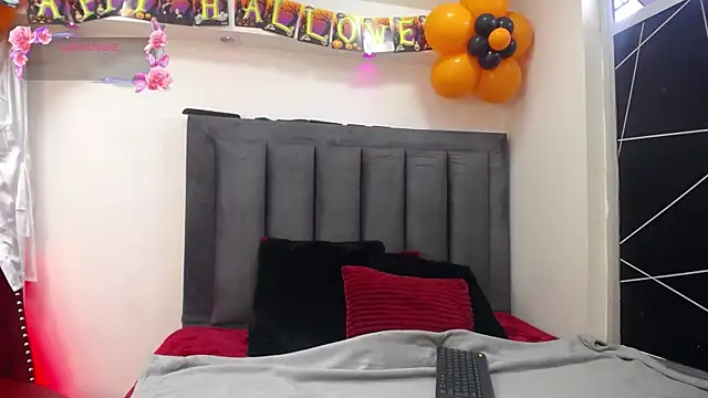 EmmaJhomson online show from October 13, 8:11 pm