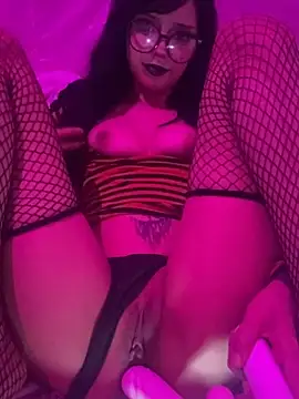 YourDevilGirl  online show from April 17, 7:32 am