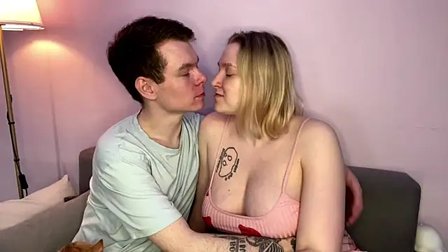 julielourens online show from May 7, 7:12 am