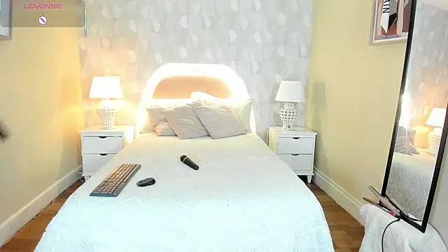 isabella milf  online show from December 1, 7:05 pm