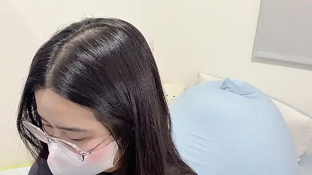 LHeart online show from April 18, 3:36 pm