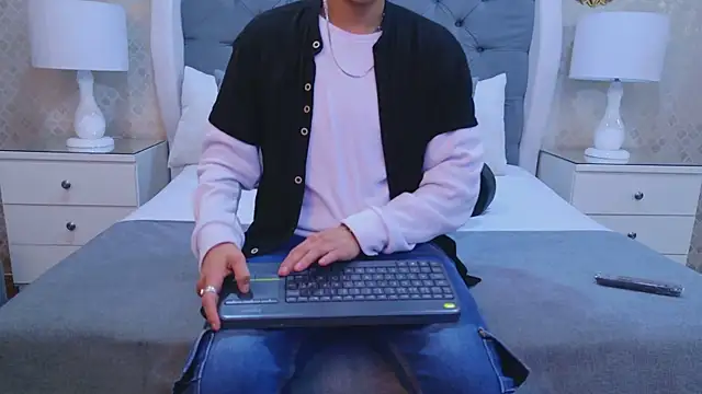 ZoeKrug online show from October 25, 11:51 am