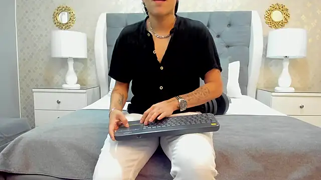 ZoeKrug online show from October 1, 11:59 am