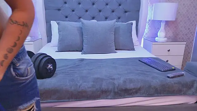 ZoeKrug online show from December 3, 11:45 am