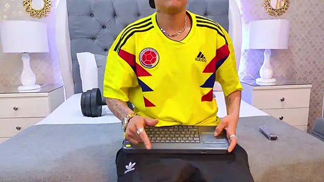 ZoeKrug online show from November 18, 12:06 pm