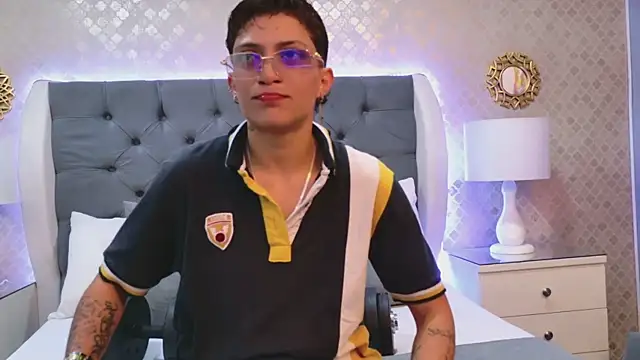 ZoeKrug online show from December 16, 12:22 pm