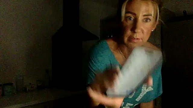 Bratty-Blonde55 online show from November 4, 8:36 pm