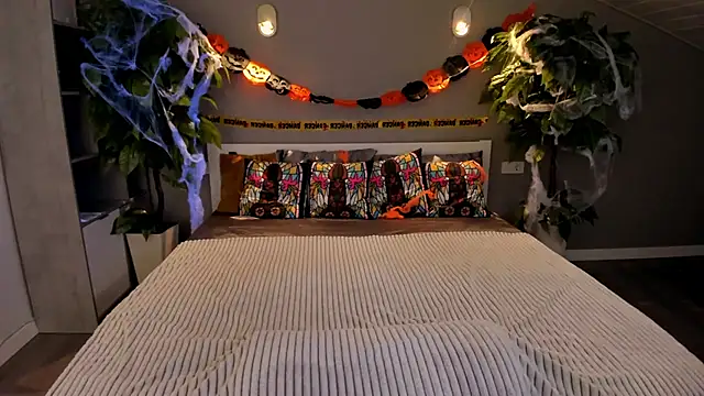 IvyLaurent online show from October 28, 6:52 am