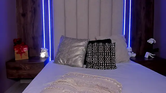 LucySalvatore  online show from April 11, 6:30 am