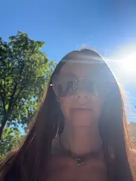 Amelie Crosby online show from June 7, 1:40 pm