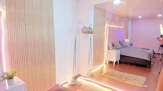 SofiaWhites online show from April 17, 8:33 pm