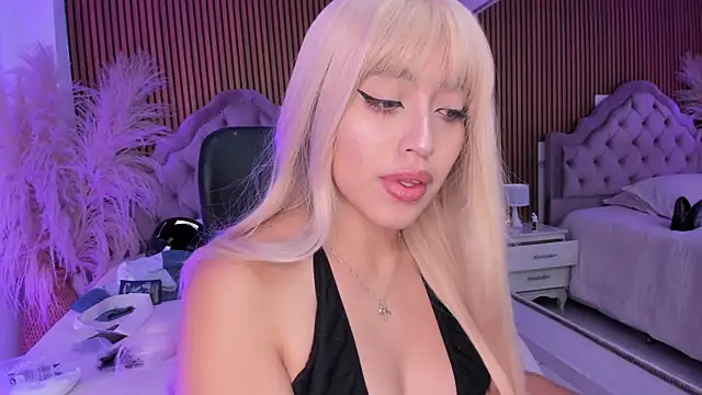 Starbutterflyy  online show from April 18, 5:32 am