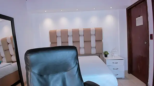 AidaJones online show from November 27, 2:20 pm