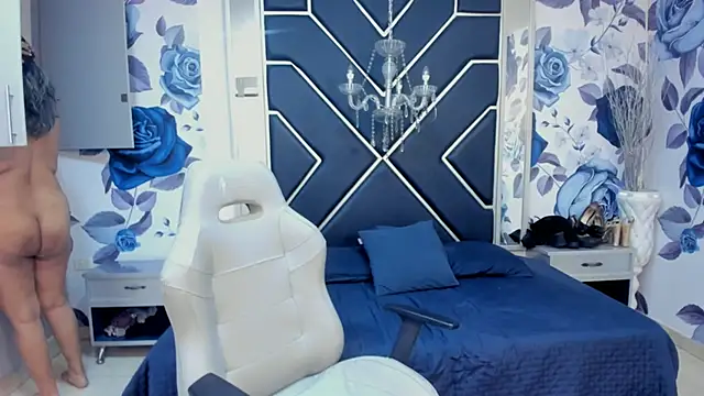 LatinaHoleQueen online show from October 4, 4:11 pm