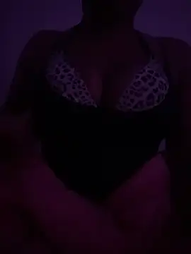 th33h0neyb33 online show from December 14, 6:30 am