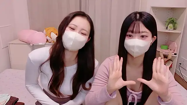 Snapshot of MOEMOE-Q chatting on October 17, 4:10 pm MOEMOE-Q online show from October 17, 4:10 pm