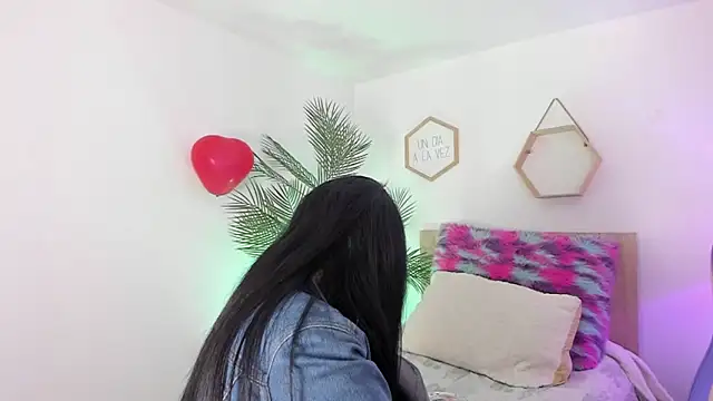 Hadid Jimenez  online show from February 20, 9:15 pm