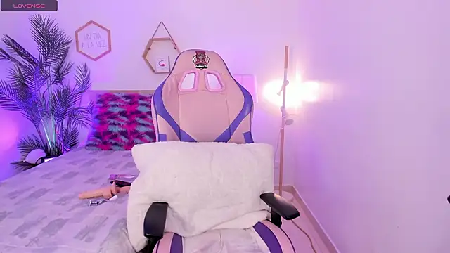 Hadid Jimenez  online show from February 12, 10:44 pm