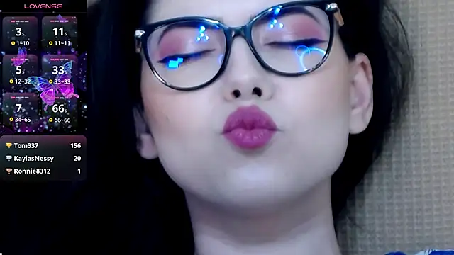 KaylaLewys online show from October 12, 6:21 pm