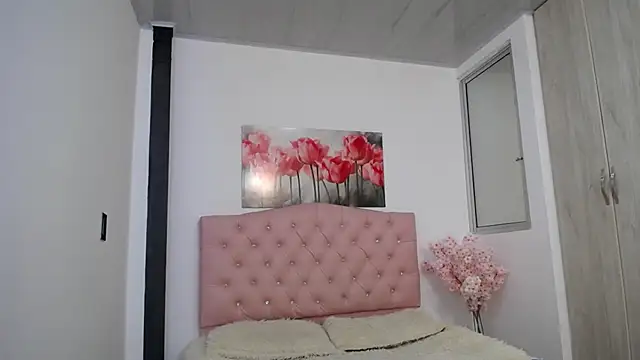 Snapshot of pinky_f00x chatting on September 19, 12:31 am pinky f00x online show from September 19, 12:31 am